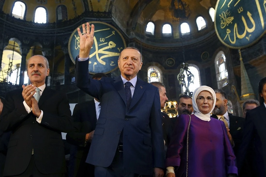 Τα πολεμικά μέτωπα που έχει ανοίξει ο Ερντογάν – Tραβά την Τουρκία σε proxy, πραγματικούς και… επαπειλούμενους πολέμους